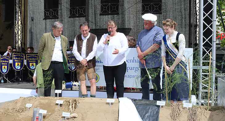 Claudia Westner, Vorsitzende des Erzeugerverbands Südbayern begrüsste die Gäse auf dem Schrobenhausener Spargelfest (©Foto.Martin Schmitz)